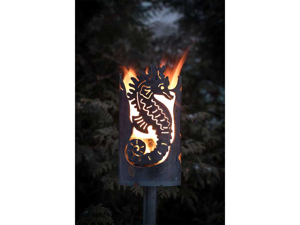 Gartenfackel groß Seepferdchen - inkl. Schmuck-Fackelstiel 145 cm Feindrall angespitzt und 1 x Brennmaterial