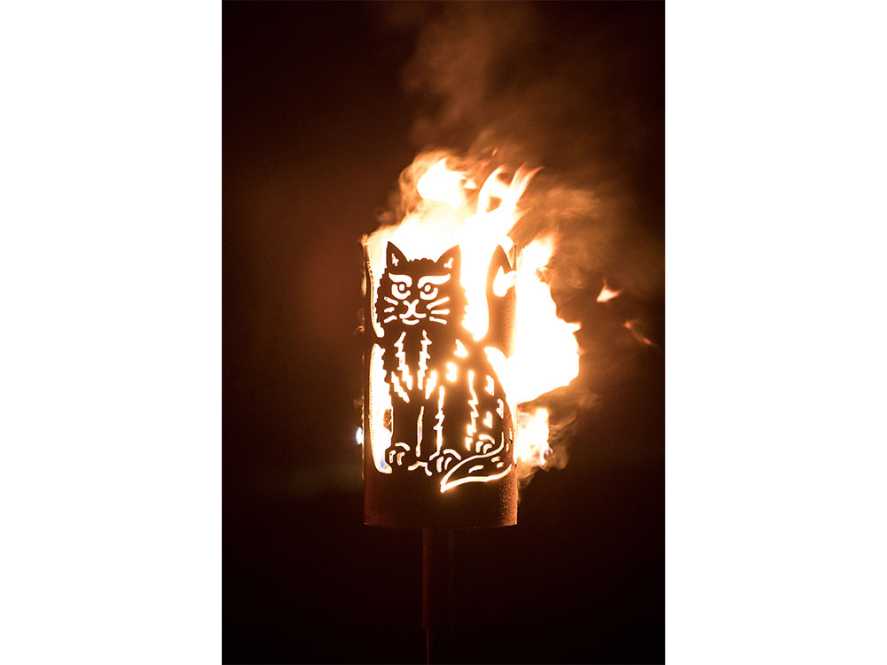 Gartenfackel groß Katze - inkl. Schmuck-Fackelstiel 145 cm Feindrall angespitzt und 1 x Brennmaterial