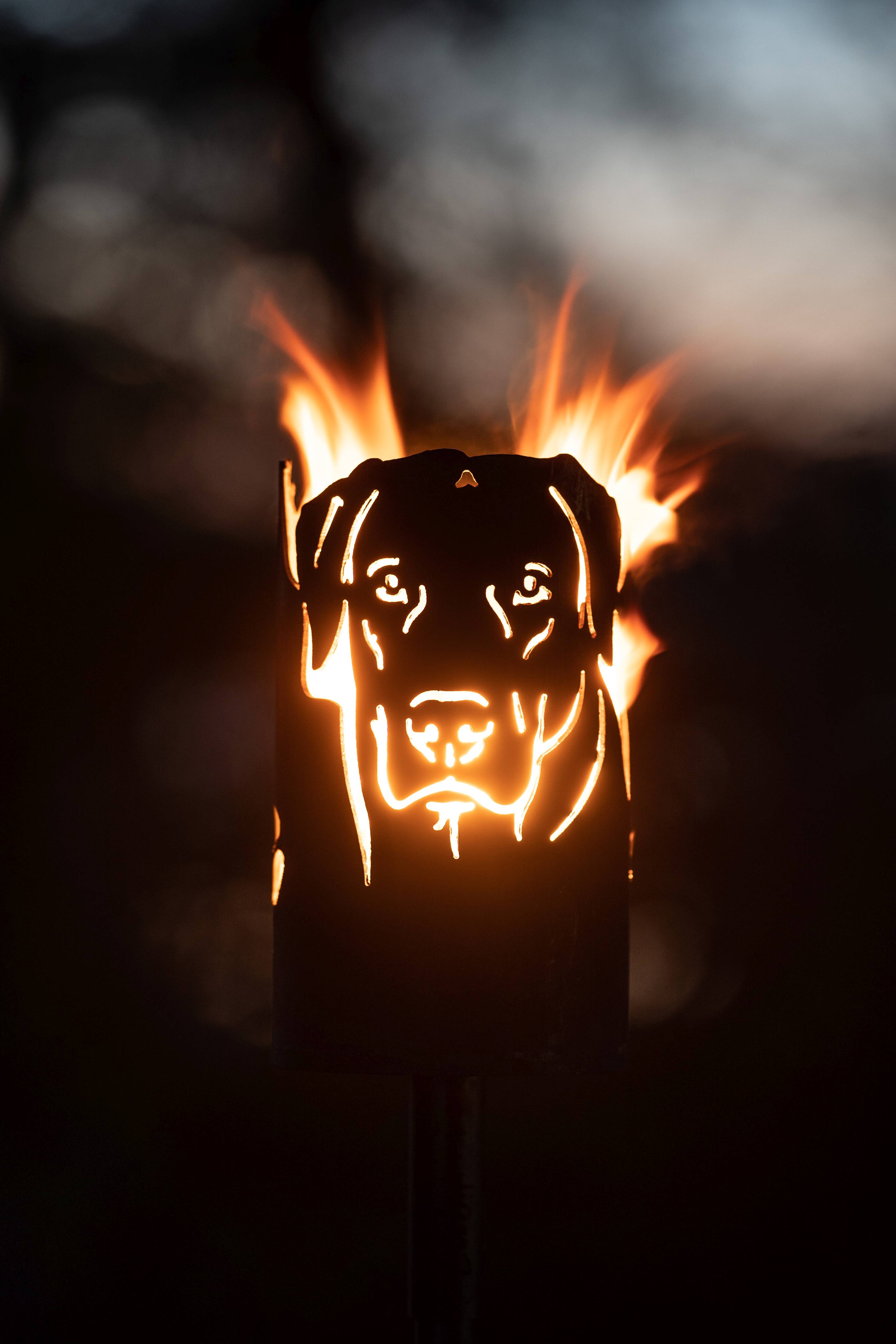 Gartenfackel groß Labrador - inkl. Schmuck-Fackelstiel 145 cm Grobdrall angespitzt und 1 x Brennmaterial