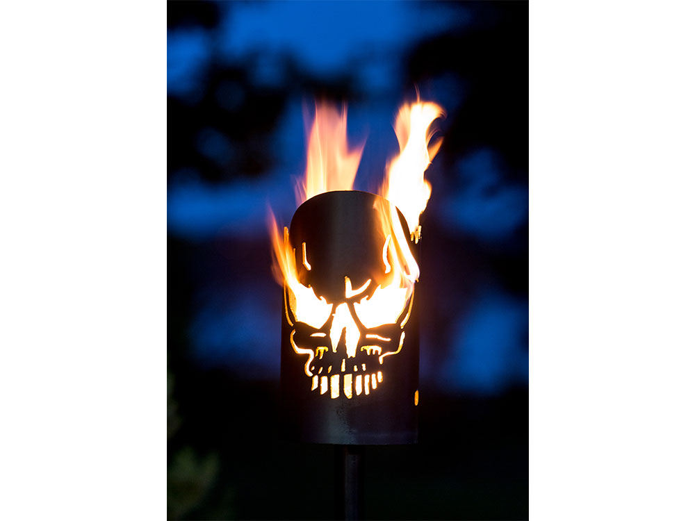 Gartenfackel groß Totenschädel - inkl. Schmuck-Fackelstiel 145 cm Grobdrall angespitzt und 1 x Brennmaterial