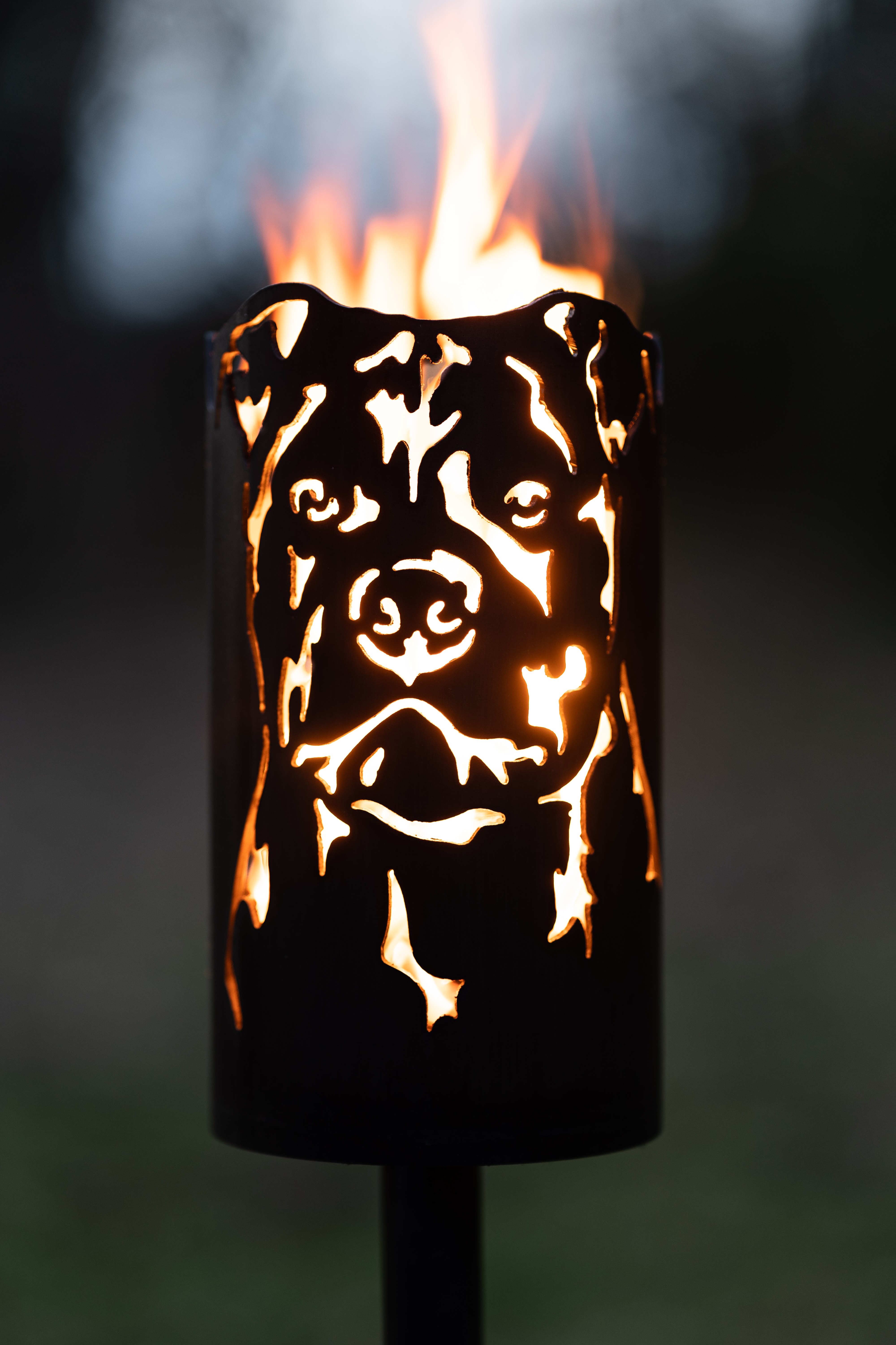 Gartenfackel groß Staffordshire Bullterrier - inkl. Fackelstiel 118 cm mit Boden und 1 x Brennmaterial
